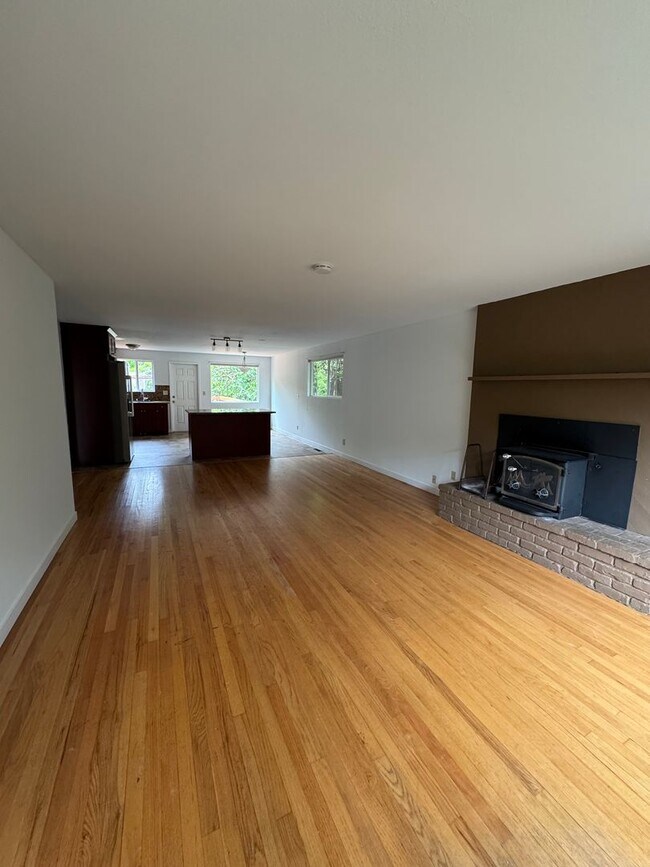 Foto del edificio - Spacious 4 Bedroom in Beacon Hill!  Lots of Updates, Perfect Location!