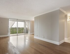 Building Photo - 7039 San Pedro Ave