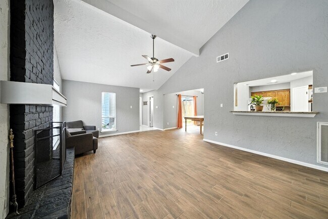 Foto del edificio - 13310 Ravensway Dr