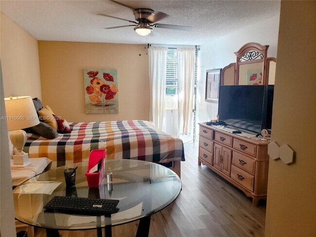 Foto del edificio - 3101 N Country Club Dr