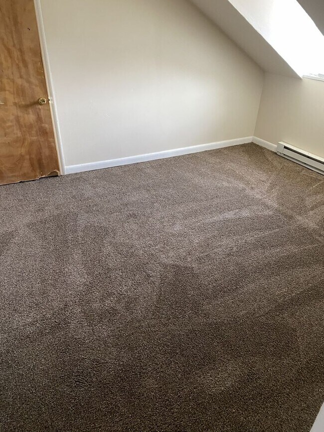 Building Photo - 4 Bed 2 Bath