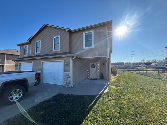 Foto del edificio - Your Dream Home Awaits – Gorgeous 4 Bed / 2.5 Bath with Spacious Backyard & Attached Garage