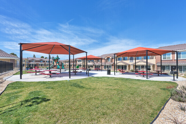 Sonoma - Barbacoa y área de lounge junto a la piscina - Sonoma Apartments