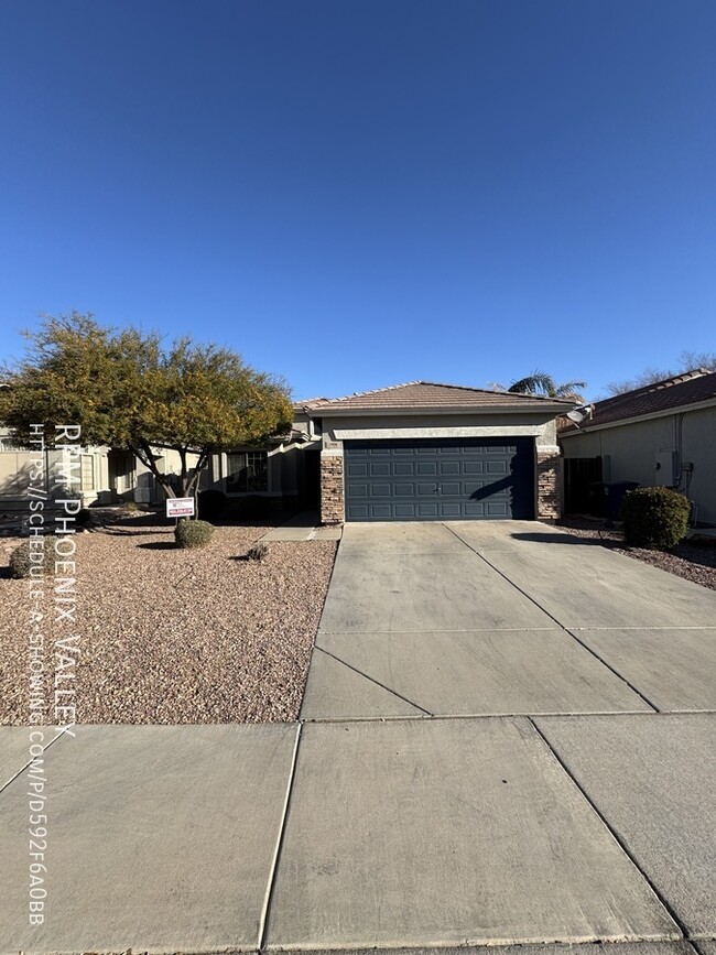 Building Photo - Open concept 3 bed / 2 bath with *NEW* Flo...