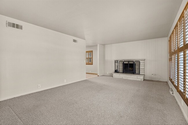 Building Photo - 5631 S Oak St