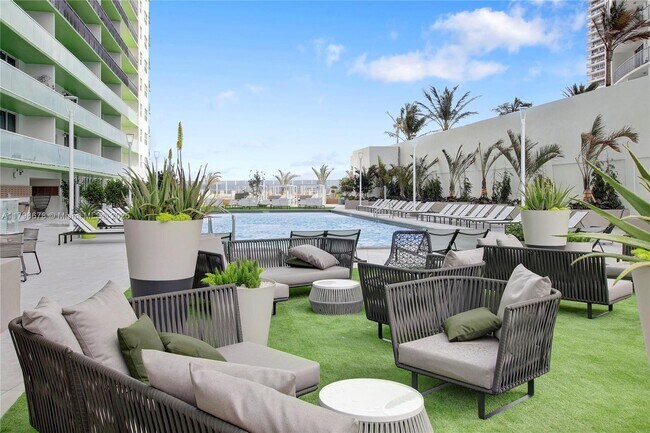 Foto del edificio - 1756 N Bayshore Dr