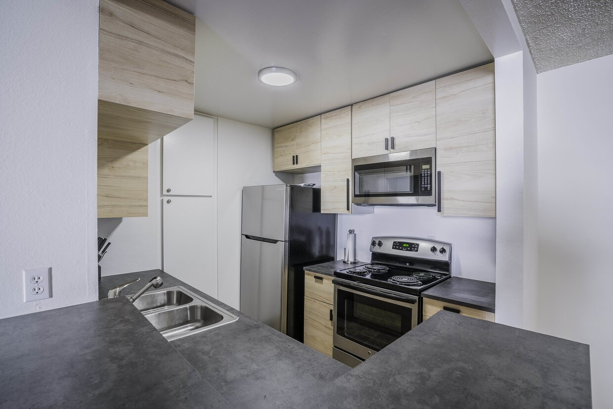 Kitchen - 7740 Redlands St