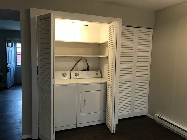Foto del edificio - Spacious Town-home In A Great Niles Location!