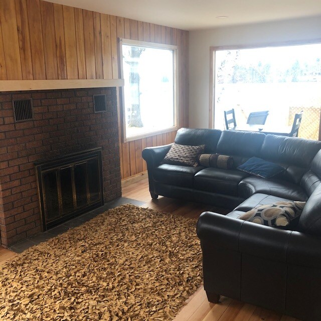 Chimenea en la sala de estar - 100 Monroe Ave