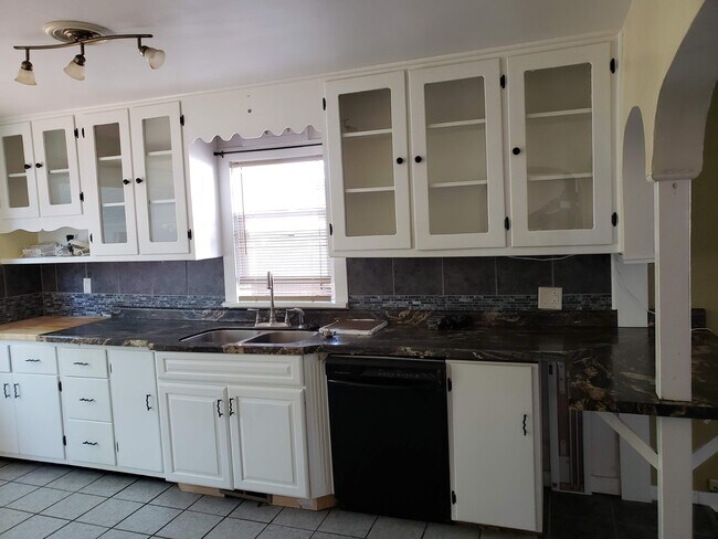 Foto del edificio - 1748 W Grand Ave