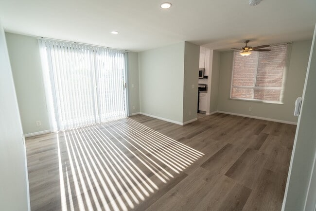 Interior Photo - 314 South Manhattan Place