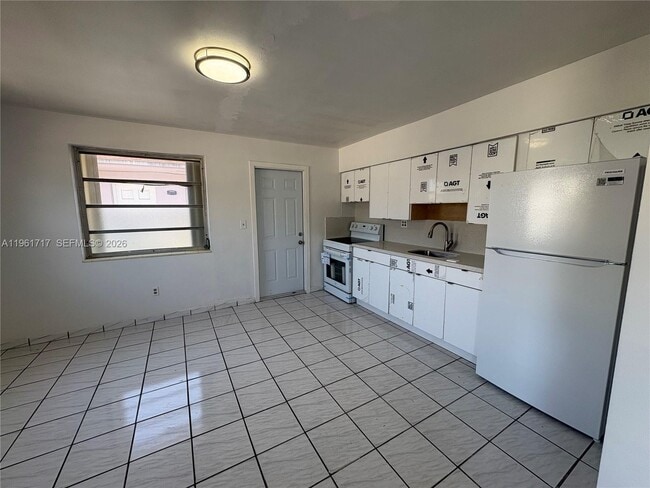 Building Photo - 2752 SW 25th Ter