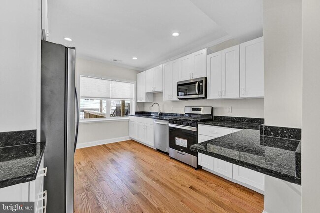 Building Photo - 640 S Kenwood Ave