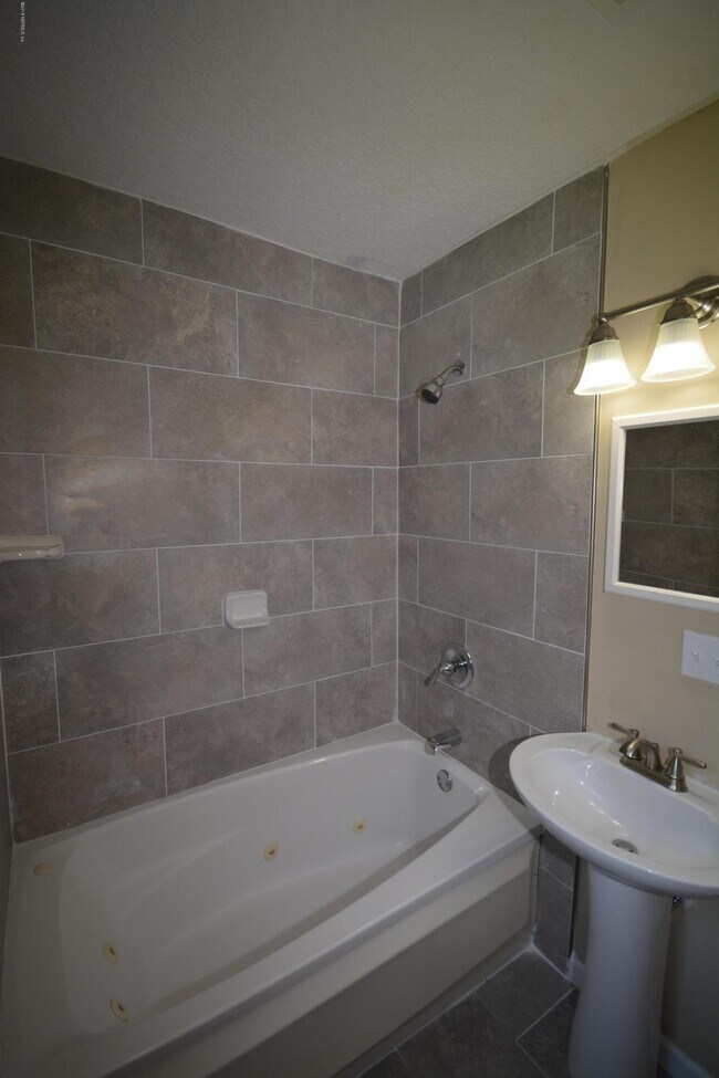 Building Photo - 3527 Rockwood Dr