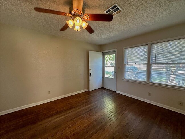 Foto del edificio - 708 Denison Dr