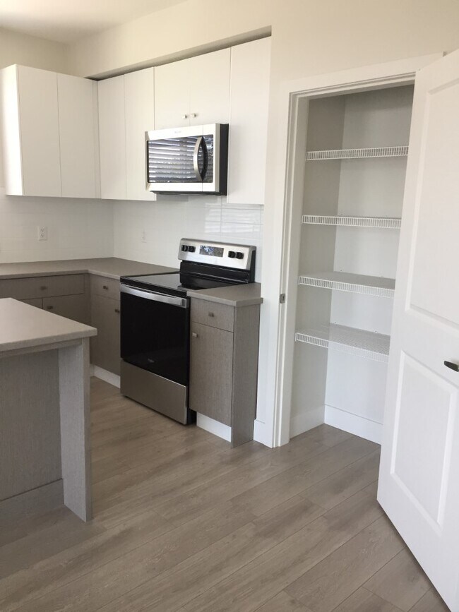 Photo du bâtiment - 1516-1516 McCallum Rd