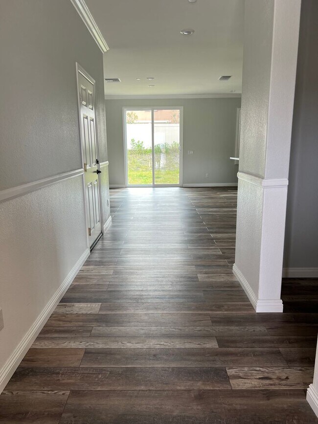 Building Photo - Large 5 bedroom home in Newer community in...
