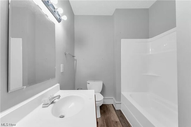 Building Photo - "Charming 3 Bedroom Home with Inviting Bat...