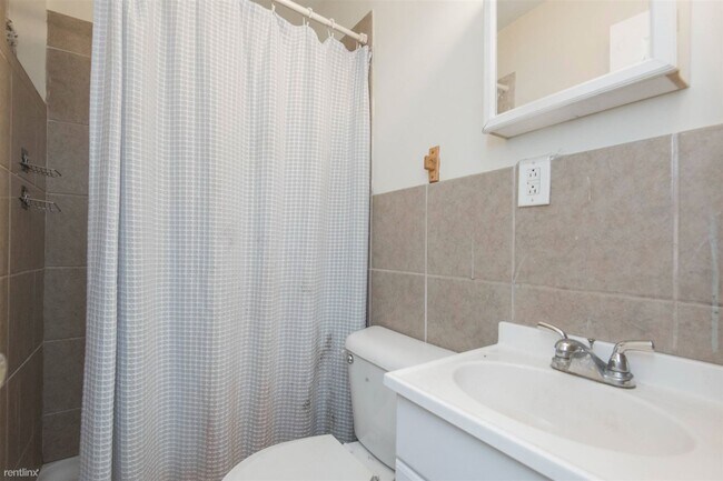 Foto del edificio - 2 br, 1 bath Triplex - 1745 WILLINGTON ST ...