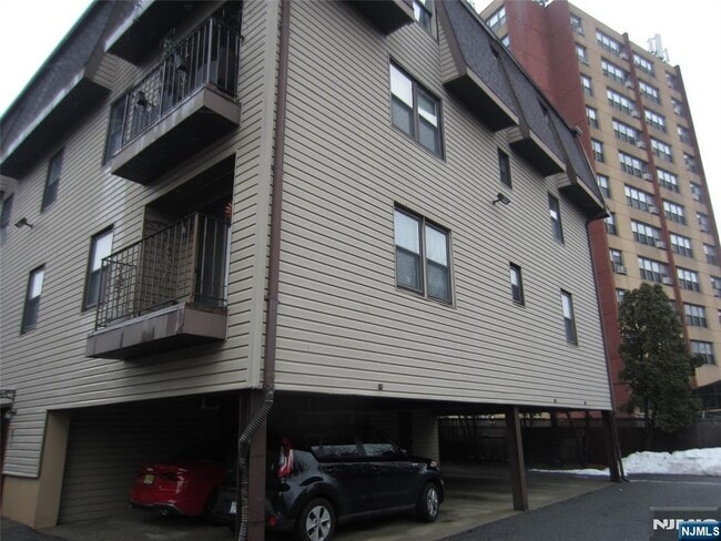 Building Photo - 233 Midland Ave