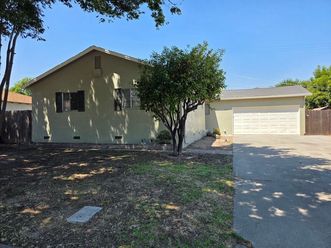 Foto principal - 4 bedroom single story near freeway & shop...