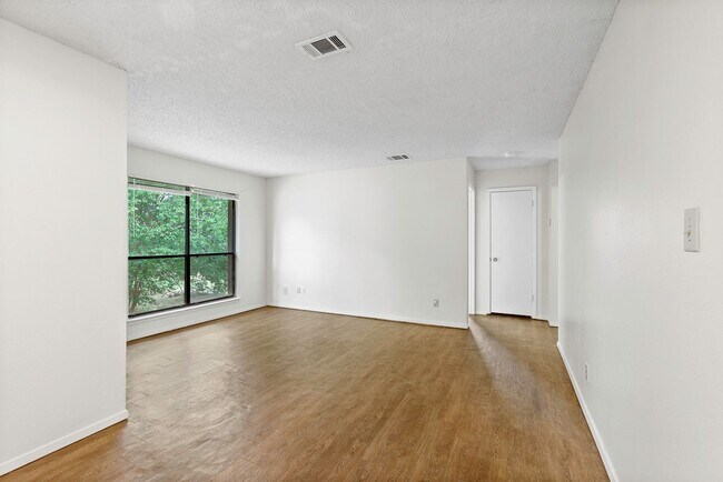 Building Photo - Spacious 2 Bedroom Apartment - Parking - Near Bus Route!