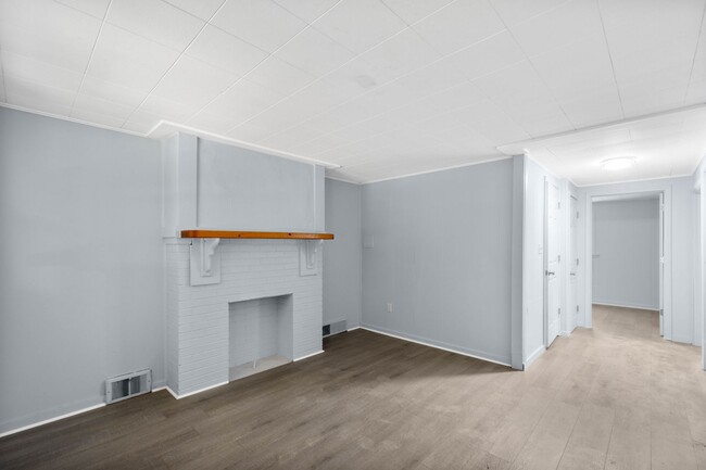 Building Photo - Stunning 2 Bedroom home in McKees Rocks Av...