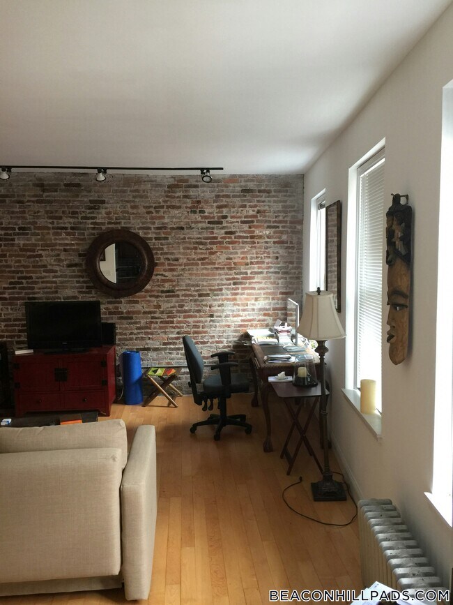 Building Photo - 68 Phillips St
