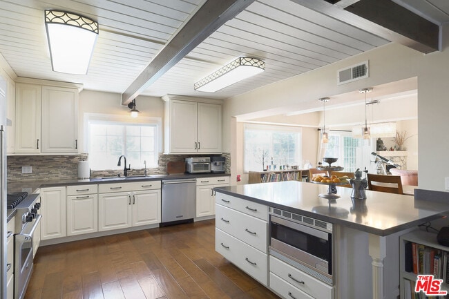 Building Photo - 2260 Los Amigos St