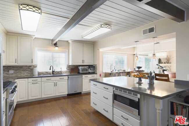 Foto del edificio - 2260 Los Amigos St