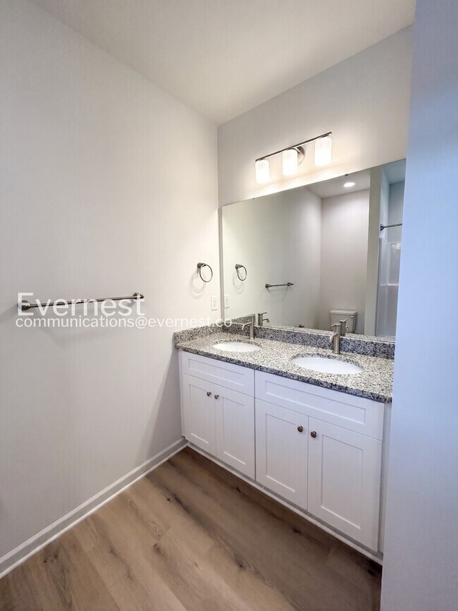 Building Photo - 3Bed, 2Bath Charming Home with Modern Amenities and Parking! / Available Soon!