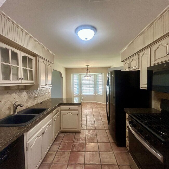 Foto del edificio - Enjoy Coming Home To This Beautiful and Well Maintained Home Close To Shopping, Restaurants & More!