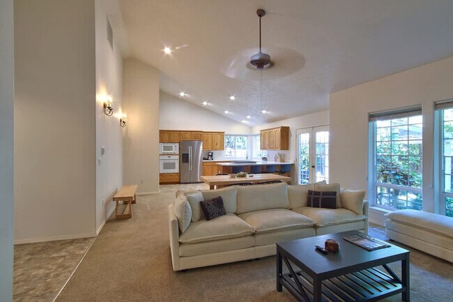 Foto del edificio - 2372 NW Meadows Dr