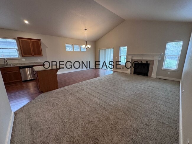 Building Photo - River rd area 1600 sf 3/2