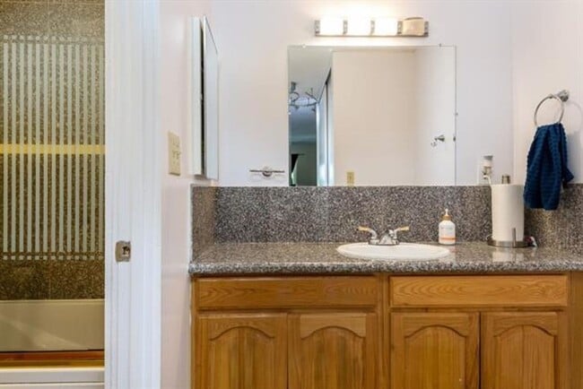 Building Photo - Well Located and Spacious 2 Bedroom 2 Bath Condo in Mountain View