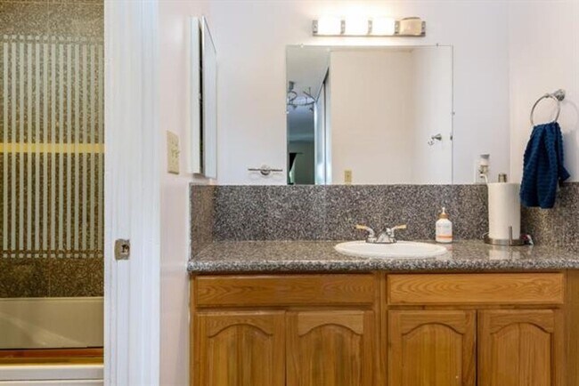 Foto del edificio - Well Located and Spacious 2 Bedroom 2 Bath Condo in Mountain View