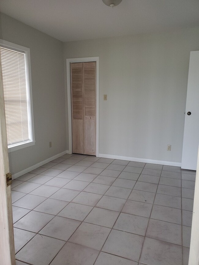 Building Photo - 2301 N Parkwood Dr