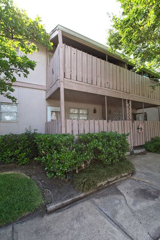 Building Photo - 10590 High Hollows Dr