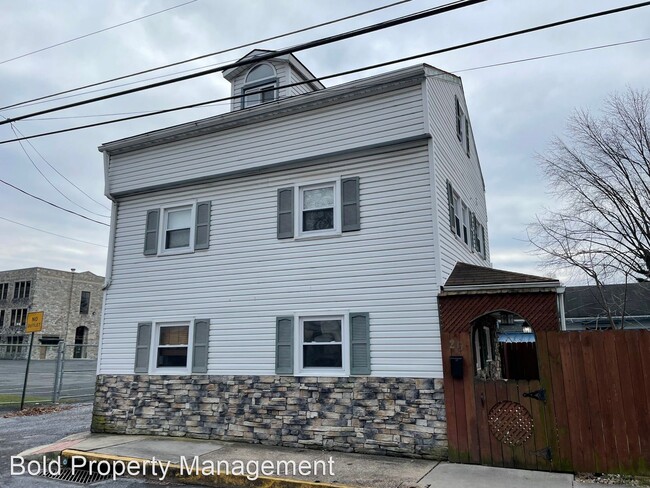 Building Photo - 4 br, 1 bath House - 26 W Carpenter Ave.