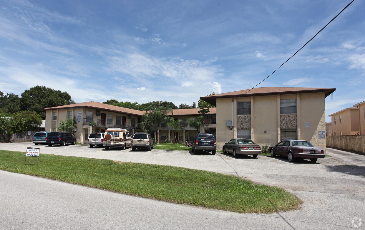 Jasmine Homes Apartments Rentals in Tampa at 3809 W Iowa Ave Tampa, FL