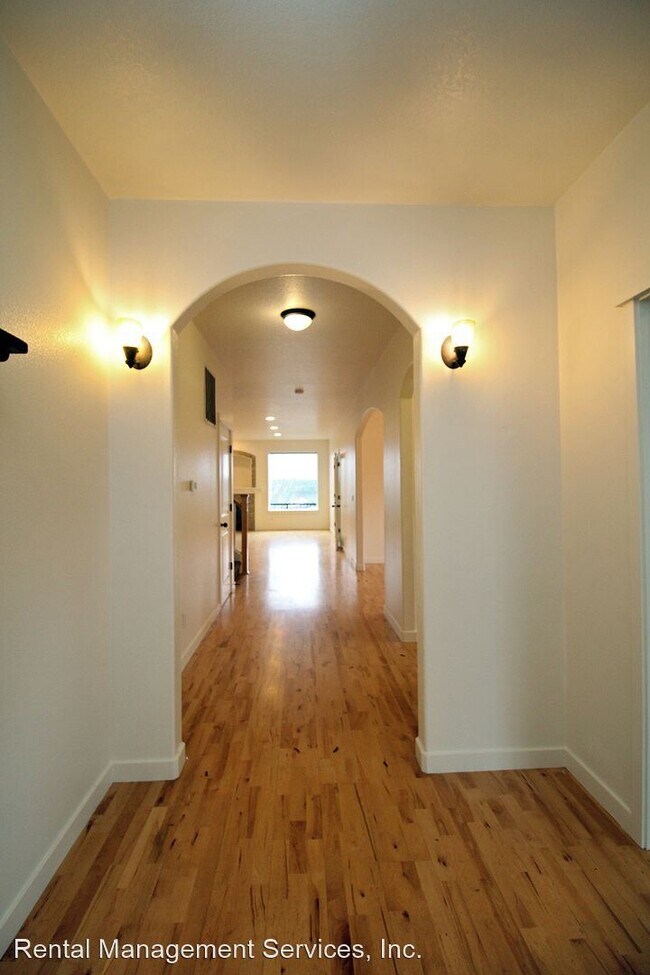 Building Photo - 5 br, 3.5 bath House - 15128 SE Nia Drive