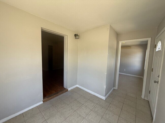 Foto del edificio - Two bedroom, One bathroom, Pet friendly ho...