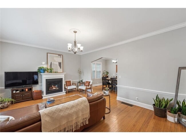 Building Photo - 813 Kenwood Pkwy