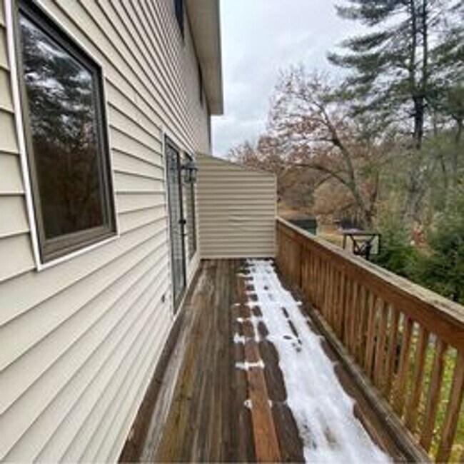 Foto del edificio - 131 Lake Dr