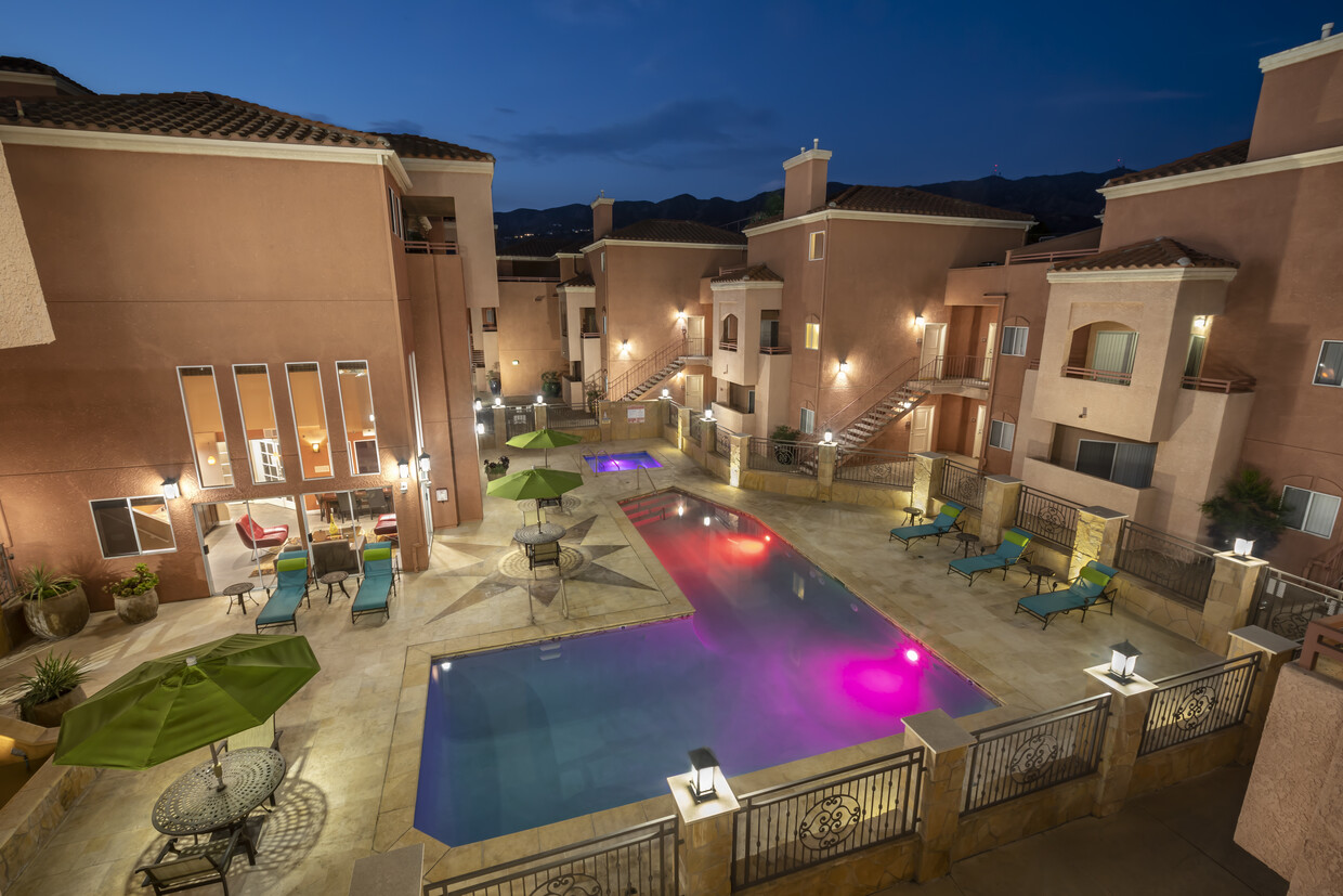 Área de la piscina de noche - Scott Villa Apartments