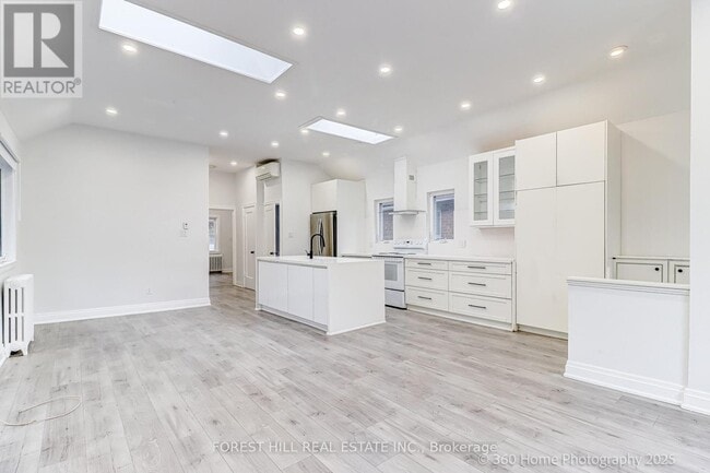 Building Photo - 194 Roe Ave