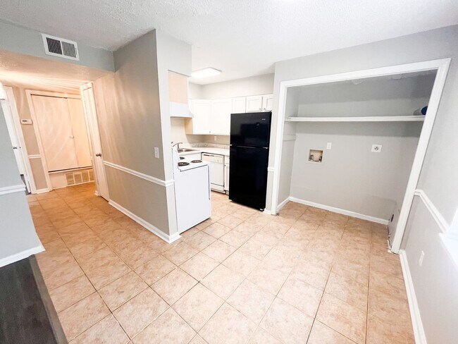 Building Photo - 2013 Stonemill Dr