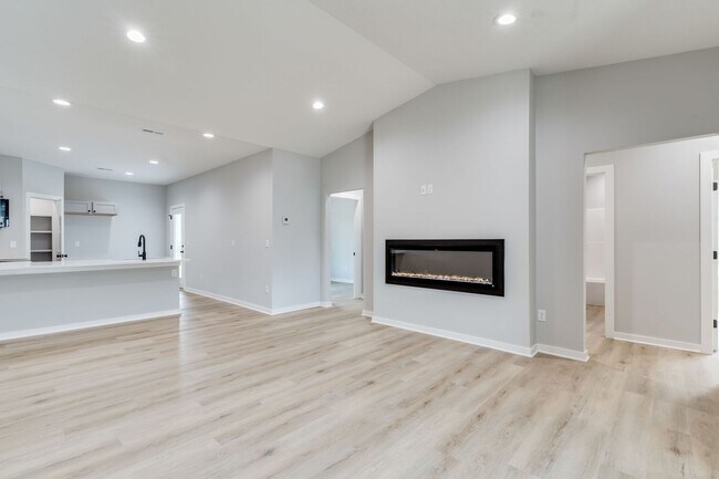 Building Photo - Long Beach-Oliver Plan