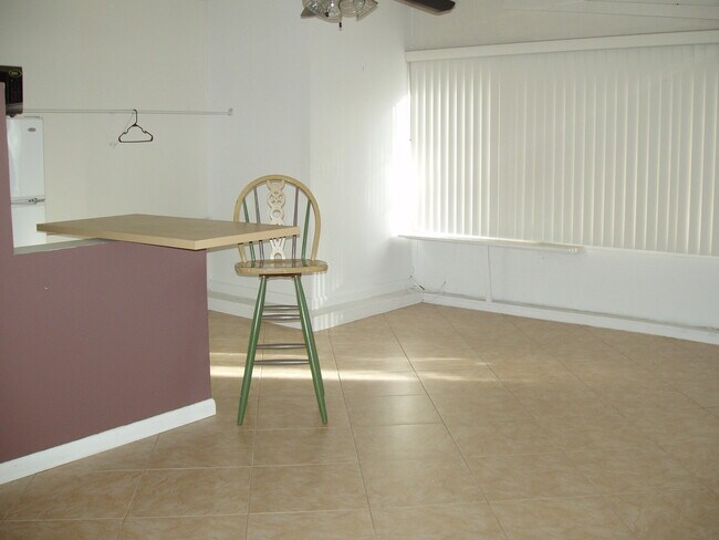 Foto del edificio - 463 S Fig Tree Ln