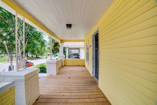 Building Photo - 2/1 Bright and Cheery Home Right Off Downt...